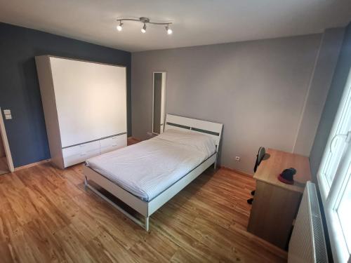 - une chambre avec un lit et du parquet dans l'établissement Chambre d'hôte dans une maison avec parking privée, à Saint-Étienne