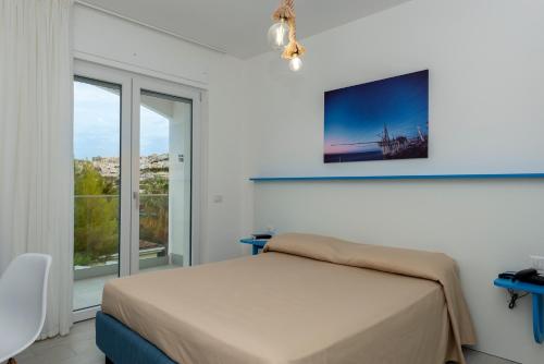una camera con un letto e una grande finestra di Park Hotel Valle Clavia a Peschici