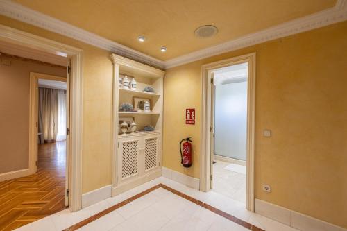 un corridoio di una casa con pareti gialle di CASA CON PISCINA EN EL CENTRO a Tudela