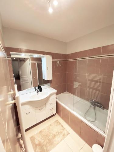 une salle de bain avec un lavabo, des toilettes et une baignoire dans l'établissement Soleil d’Or, à Cannes