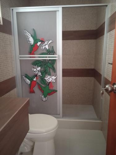 a bathroom with a toilet and a shower at Departamento grande 4 dormitorios, 3 baños con garage gratuito in Quito