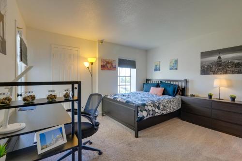 Ένα ή περισσότερα κρεβάτια σε δωμάτιο στο Scottsdale Condo about 1 Mi to Spring Training!