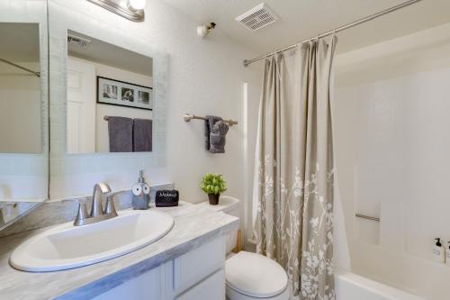 Ένα μπάνιο στο Scottsdale Condo about 1 Mi to Spring Training!