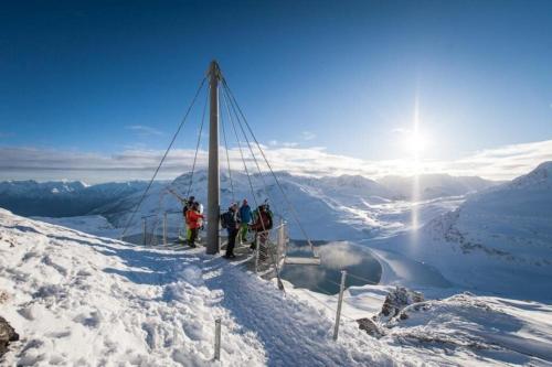 Un groupe de personnes debout au sommet d'une montagne enneigée dans l'établissement Au refuge d'Hirka, à Termignon