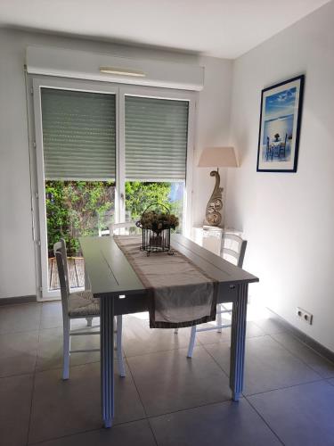 comedor con mesa, sillas y ventana en O BELLOC, en Lapeyrouse-Fossat