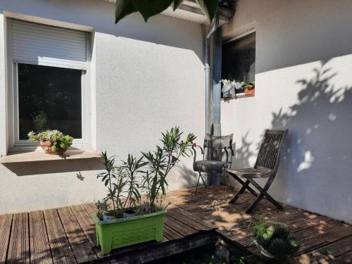 un patio con una silla y plantas en una terraza en O BELLOC, en Lapeyrouse-Fossat