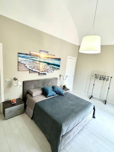 a bedroom with a bed and a painting on the wall at B&B La Reggia del Sol in Trani