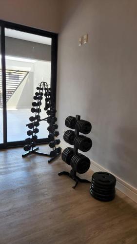a room with a bunch of treadles in a gym at Loft de Luxo c/ Home Office ao lado Shopping CG. in Campo Grande