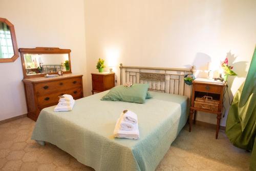 a bedroom with a bed with two towels on it at Casa Joseph in Cava dʼAliga