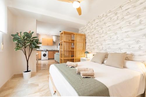 1 dormitorio con 1 cama blanca grande en una habitación en Teatro Suites Málaga CITY FLAT, en Málaga