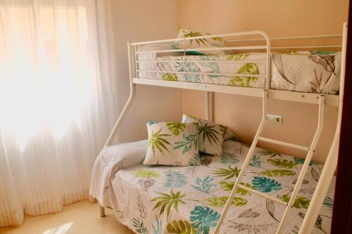 1 dormitorio con 2 literas y 1 cama en Primera línea de mar con terraza ático en Magic World - Marina Dor, en Oropesa del Mar