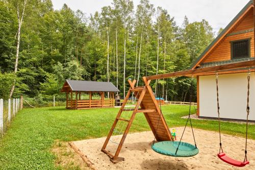 Kawasan permainan kanak-kanak di Apartamenty Białe Brzozy