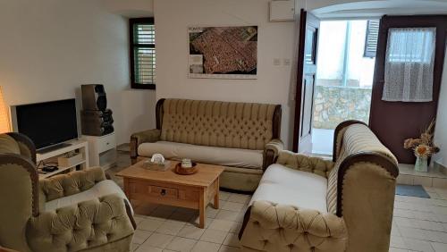 ein Wohnzimmer mit 2 Sofas und einem TV in der Unterkunft Diana in Zlarin