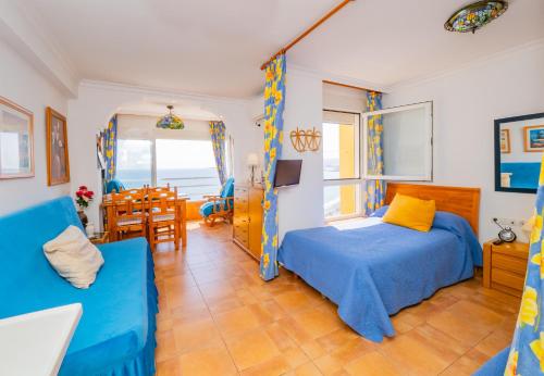 1 dormitorio con 1 cama y comedor en Cubo's Estudio Centro Internacional, en Caleta de Vélez
