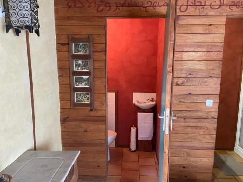 a bathroom with a toilet and a sink at L'Atelier des Résiniers in Pontenx-les-Forges