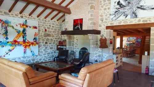 un salon avec deux canapés et une cheminée dans l'établissement Maison des Arts en Périgord vert, à Champs-Romain