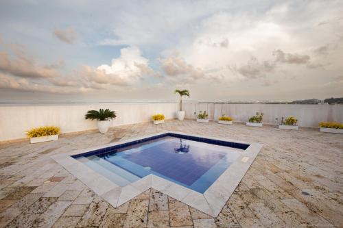 una piscina in cima a un edificio di Confortable Apartamento Ocean Drive 711 a Cartagena de Indias
