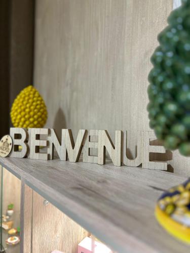 a wooden sign that says bennum on top of a table at Akropoli Exclusive Room in Agrigento