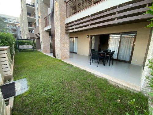 un patio trasero con mesa y sillas en un edificio en Marassi Marina Residences, en El Alamein