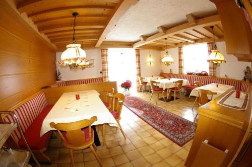 a restaurant with tables and chairs in a room at Gästehaus Wiesenhof in Fischen