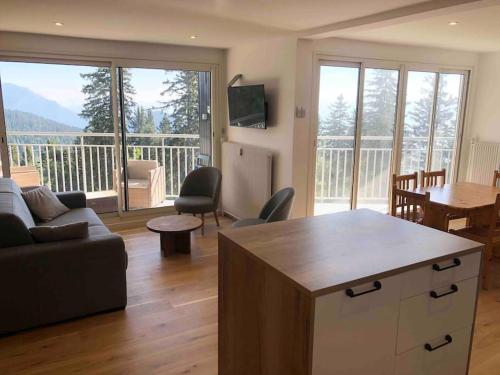 un salon avec un canapé et une table dans l'établissement 3 pièces, 6 personnes, à Chamrousse