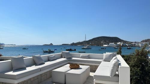 Imagen de la galería de Milos AquaBliss Beachfront Villas, en Pollonia