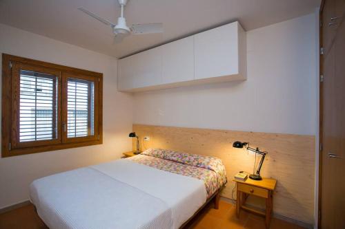 una camera da letto con un letto e una lampada su un tavolo di Salitres Increíbles vistas a 50m de la playa a Tamariu