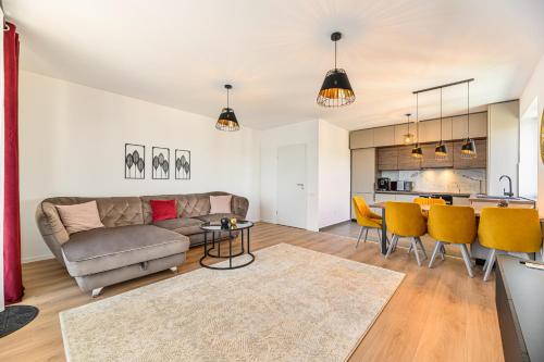 sala de estar y cocina con sofá y mesa en Balance Apartments Complex Qualis Brasov en Braşov