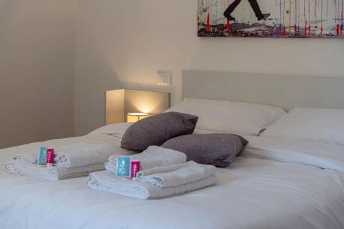 a white bed with towels on top of it at FREE PARKING - Meraviglioso appartamento a Modena in Modena