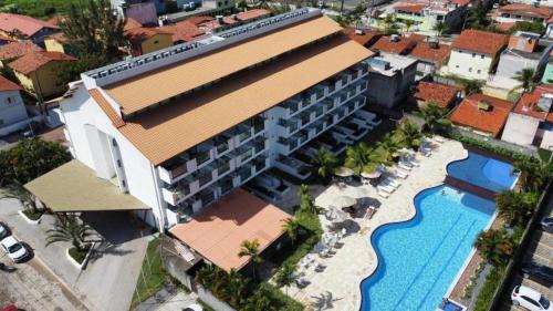 an aerial view of a hotel with a swimming pool at Flat 402 Laguna Beach - tipo Loft encantador, mobiliado e aconchegante in Porto De Galinhas
