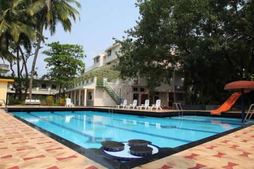 Bazén v ubytování Hotel Ravikiran Alibaug nebo v jeho okolí