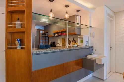uma casa de banho com um balcão com um lavatório e um balcão em Portamaris Resort #101 - Apartamento de Luxo em Porto das Dunas Por Carpediem em Aquiraz