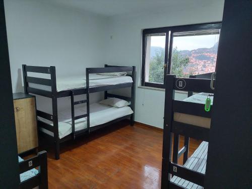 Våningssäng eller våningssängar i ett rum på Hostel Bobito