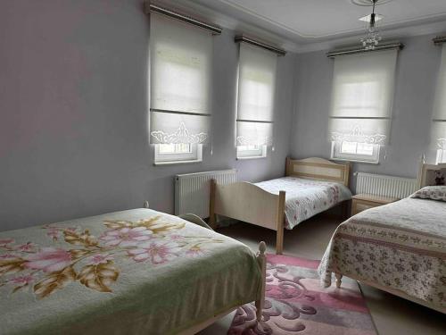 Un pat sau paturi într-o cameră la Aydın Villa Bengisu/Trabzon. Şehir merkezinde.
