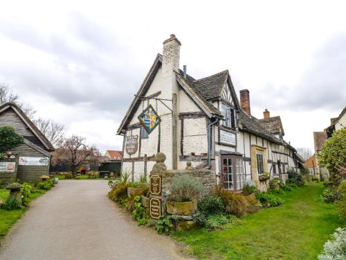 an old house with a flag on the front of it at Hydrangea in Evesham