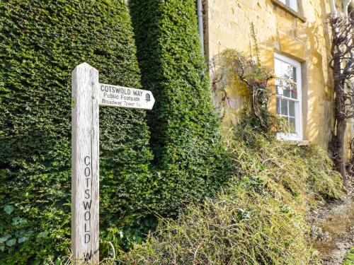 a street sign in front of a ivy covered building at Hydrangea in Evesham