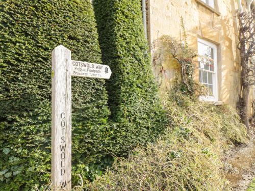 a street sign in front of a ivy covered building at Hydrangea in Evesham