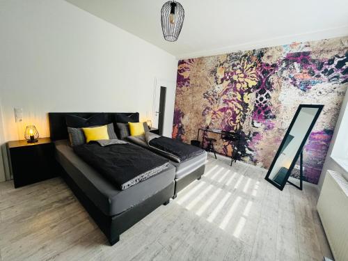 a bedroom with a bed and a painting on the wall at HarzFokus - Happynest - #Netflix#Parkplatz#Wlan in Wernigerode