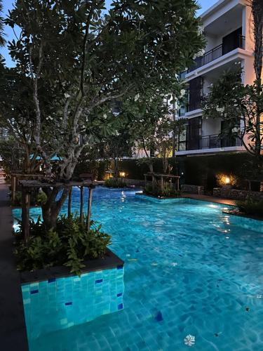 Swimmingpoolen hos eller tæt på The Title by Eeri