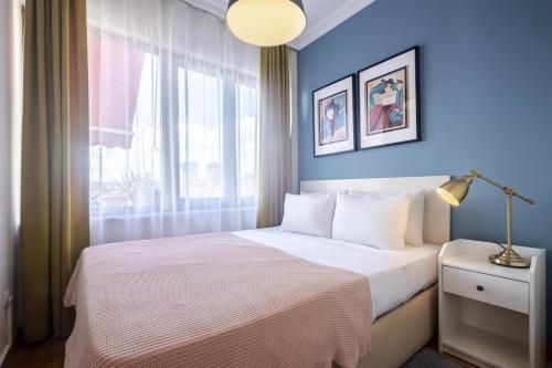 1 dormitorio con 1 cama grande y pared azul en Apartment wit, en Estambul