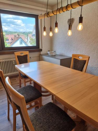 ein Esszimmer mit einem Holztisch und Stühlen in der Unterkunft WohnZeit Stuttgart in Stuttgart