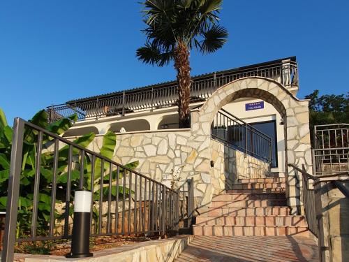 eine Treppe mit einem Tor und einer Palme in der Unterkunft Villa Nikolla in Lovran