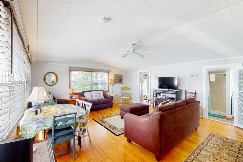 Youngs Point Cottage – Photos 2