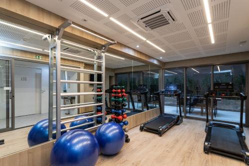 um ginásio com bolas azuis e equipamento num quarto em Apartamentos novos ao lado do MASP e a metros da paulista - Next Haddock em São Paulo