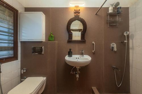 Ένα μπάνιο στο SaffronStays Artica - 2 BDR cottage near Fariyas in Lonavala