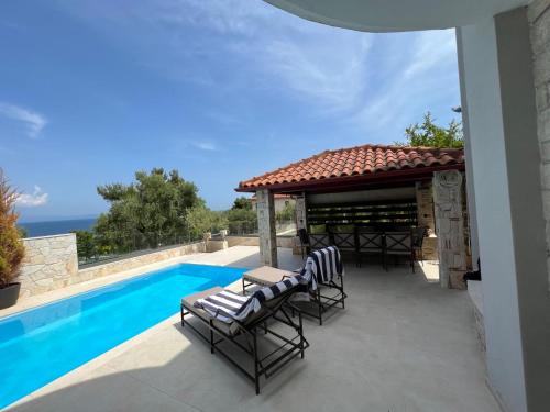 Bazén v ubytování Sunny Seaside Villa-90 m from beach nebo v jeho okolí
