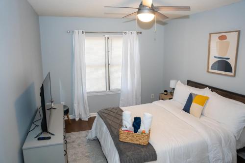 Ένα ή περισσότερα κρεβάτια σε δωμάτιο στο Luxury 3BR Townhome in the Heart of Winston Salem NC - Sleep 6