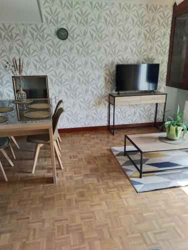 Televisyen dan/atau pusat hiburan di Appartement chez LISA