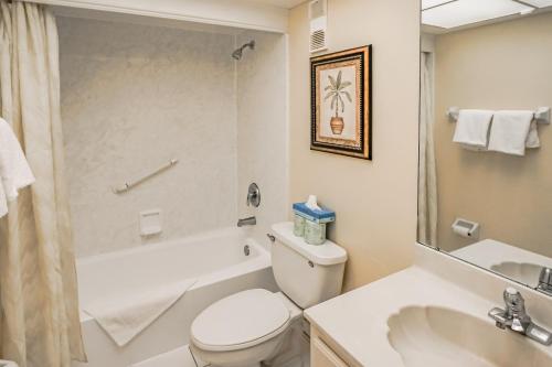 een badkamer met een toilet en een wastafel bij Sand Pebble Resort in St Pete Beach