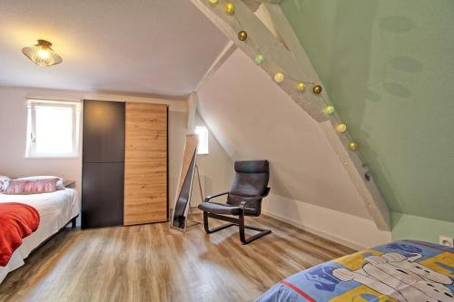 sypialnia z łóżkiem i krzesłem w pokoju w obiekcie Logement CHEZ ANTHONE - Proche Obernai, logement pour 1 à 5 personnes w mieście Bernardswiller